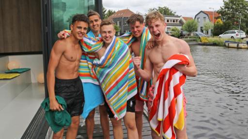 Ruben, Luke, Alex, Jeppe und Mark stehen auf dem Hausbootsteg nachdem sie in der Kracht schwimmen waren