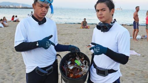 Die Jungs setzen sich für die Umwelt ein.