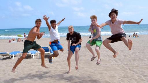 Ole, Jamie, Chinedu, Timmy und Justus am Strand von Barcelona