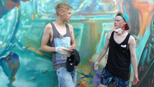 Ole und Justus beim Graffiti-Sprayen