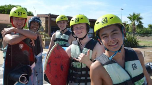 Chinedu, Jamie, Justus, Timmy und Ole versuchen sich im Wakeboarden