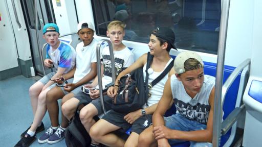 Justus, Chinedu, Ole, Timmy und Jamie in der U-Bahn