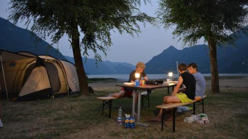 Die Jungs zelten und sitzen gemeinsam am Tisch