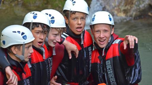 Platschnasse Jungs beim Canyoning