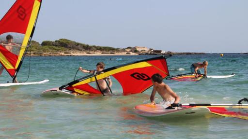 Die Jungs beim Windsurfen.