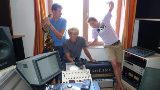 Johannes, Alex und Charlie im Tonstudio.