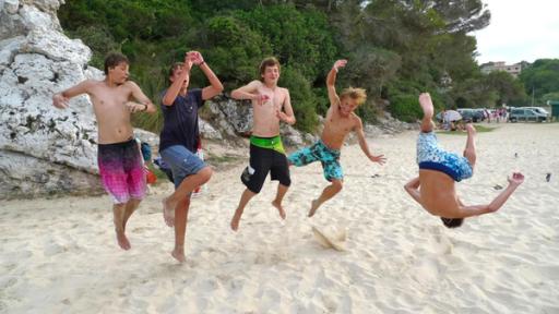 Die Jungs beim Salto üben am Strand.