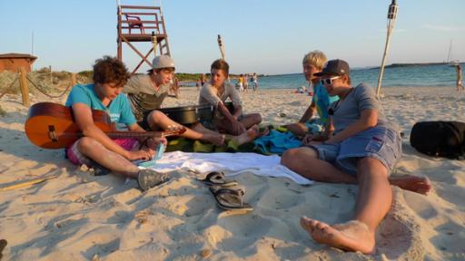 Die Jungs liegen am Strand.