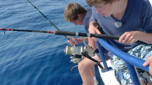 Danny und Charlie beim Angeln auf einem Boot.