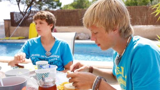 Alex und Jonas beim Frühstück.