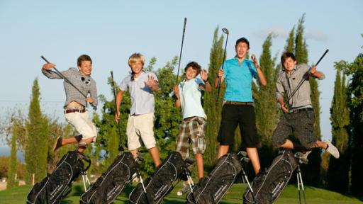 Die Jungs in ihrem Golf-Outfit auf dem Golfplatz.