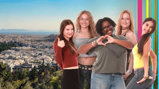 Die neuen Bewohnerinnen der Mädchen-WG stehen nebeneinander. Im Hintergrund befindet sich die Stadt Athen. 