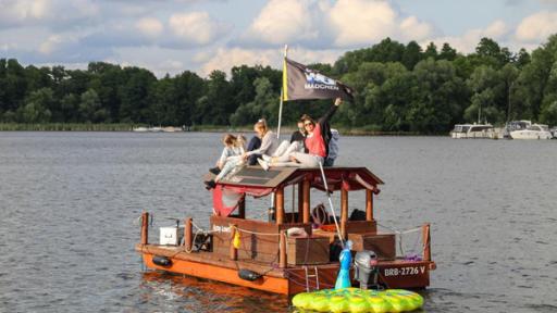 Anna, Alexa, Toni, Feli und Luise im WG-Boot auf dem See