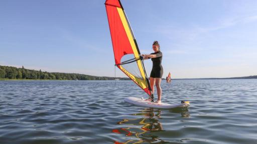 Anna auf dem Surfbrett