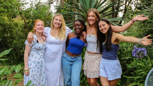 Maxime, Mailin, Jafait, Hanna und Biany im Garten ihrer Villa in Porto.