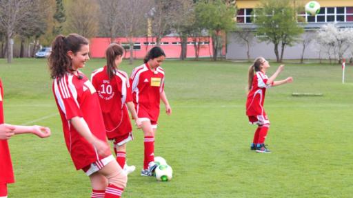 Die Mädels kicken beim Fußballtraining mit