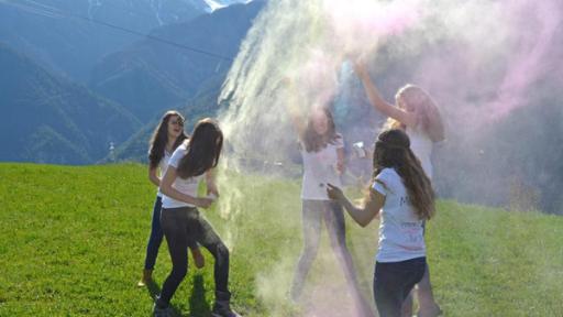 Die Mädels haben Spaß mit Farben