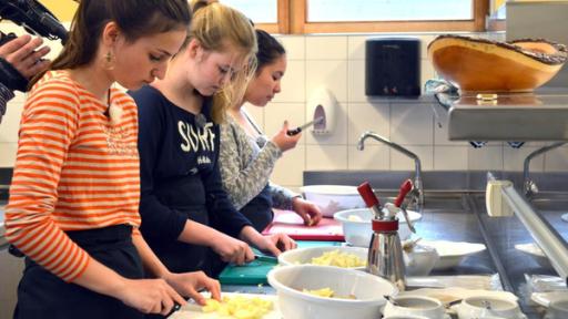 Die Mädels geben sich Mühe im Kochkurs