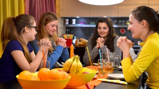 Vor dem Abendessen gibt es ein Gebet