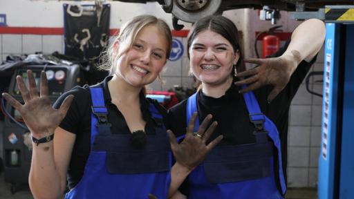 Pauline und Florentin bei der Arbeit in der Autowerkstatt