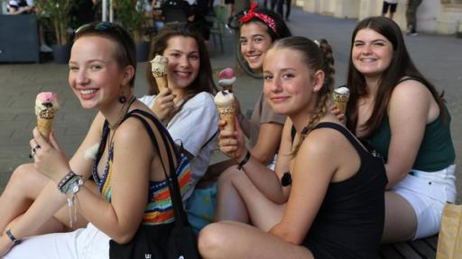 Sienna, Greta, Karima, Florentin und Pauline beim Eis essen