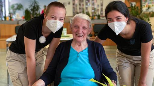 Greta und Karima im Pflegeheim