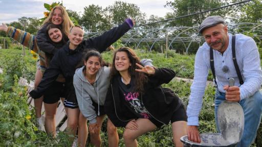 Sienna, Greta, Karima, Florentin und Pauline auf dem Feld