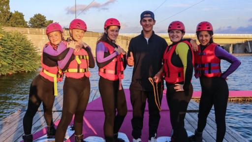 Sienna, Greta, Karima, Florentin und Pauline beim Wakeboarden