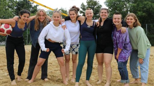 Sienna, Greta, Karima, Florentin und Pauline beim Volleyball spielen