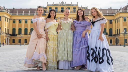 Sienna, Greta, Karima, Florentin und Pauline als Kaiserin Sissi verkleidet vor dem Schloss Schönbrunn