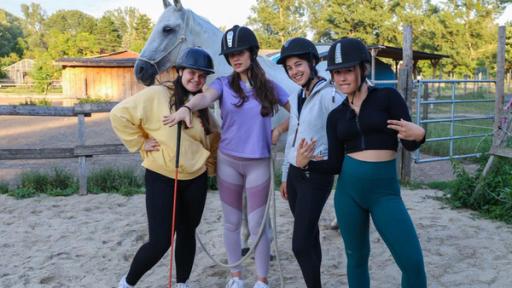 Sienna, Karima, Florentin und Pauline beim Reiten