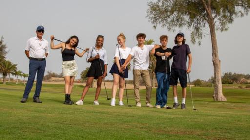  Sofia, Naomi, Lia, Adis, Jasper und Leo mit Trainer beim Golf spielen