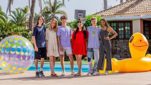 Leo, Lia, Adis, Sofia, Jasper und Naomi vor ihrer Villa auf Gran Canaria - rechts von Naomi liegt eine riesige, gelbe Badeente