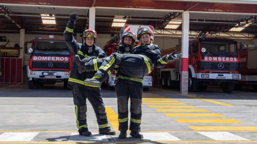  Jasper, Leo und Lia machen ein Praktikum bei der Feuerwehr - Leo trägt Lia auf den Armen