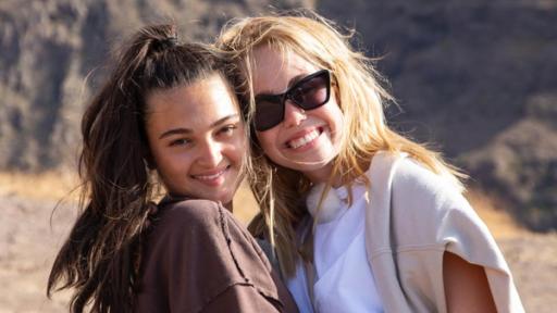 Sofia und Lia in der karten Landschaft von Gran Canaria