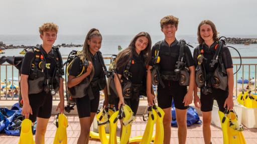 Jasper, Naomi, Sofia, Adis und Leo in voller Taucherausrüstung