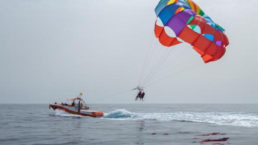  Leo, Lia, Jasper, Adis, Sofia und Naomi beim Parasailing