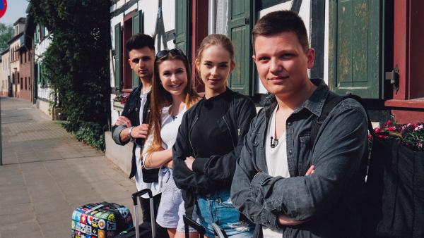 Die Jugendlichen aus "Digiclash: Der Generationen-Contest" ahnen bei ihrer Ankunft noch nicht, welche besonderen Herausforderungen ihre neue Unterkunft verbirgt. | Rechte: ZDF/Phil Janssen