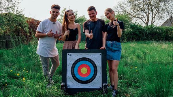 Im ersten Wettkampf treten bei "Digiclash: Der Generationen-Contest" die Teenies gegen die Oldies im Bogenschießen an. | Rechte: ZDF/Phil Janssen
