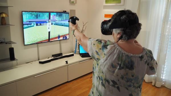 Der erste Contest: Während die Jugendlichen ganz real Bogenschießen, müssen sich die Senioren virtuell an der Spielkonsole beweisen. | Rechte: ZDF/Phil Janssen
