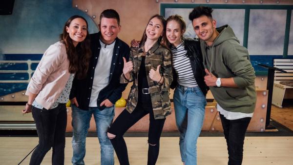 Die Moderatorin Julia Krüger zusammen mit den Jugendlichen aus Team "Real" vor Beginn der Bowling-Challenge. | Rechte: ZDF/Phil Janssen
