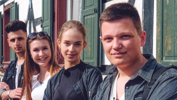 Patrick, Pia, Kassy und Amin vor ihrem Einzug in das Haus ohne Technik. | Rechte: ZDF