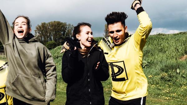 Die Jugendlichen freuen sich auf dem Fußballfeld. | Rechte: ZDF