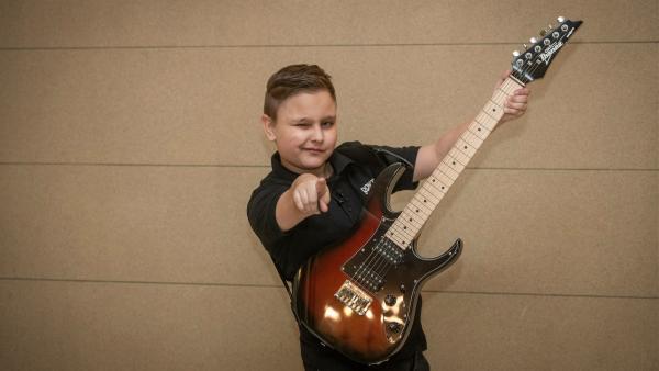 Juliano (11) ist Schüler an der Gemeinschaftsschule Campus Efeuweg. Sein großer Traum ist es Gitarre spielen zu lernen. Doch bevor es an die E-Gitarre geht, beginnt der Unterricht mit einer Akustik-Gitarre. | Rechte: ZDF/Oliver Ziebe