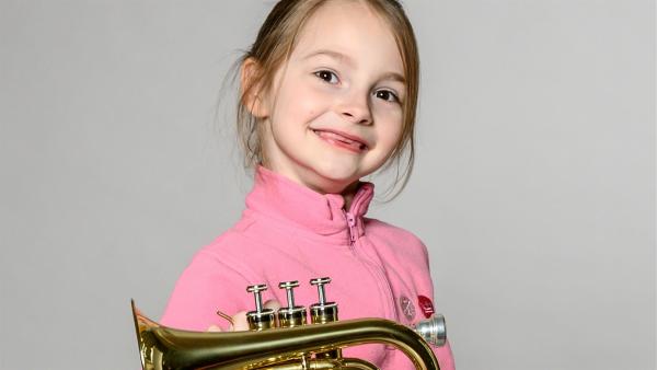 Lilly-Annabelle (7) ist Schülerin an der Gemeinschaftsschule Campus Efeuweg in Berlin Gropiusstadt. Sie will gerne Trompete spielen lernen und damit beim großen Abschlusskonzert in sechs Monaten auftreten. | Rechte: ZDF/Christoph Assmann