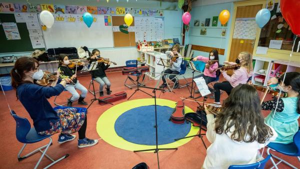 Schülerinnen und ein Schüler der Gemeinschaftsschule Campus Efeuweg beim Geigenunterricht mit Geigenlehrerin Agata Pontius (l). | Rechte: ZDF/Oliver Ziebe