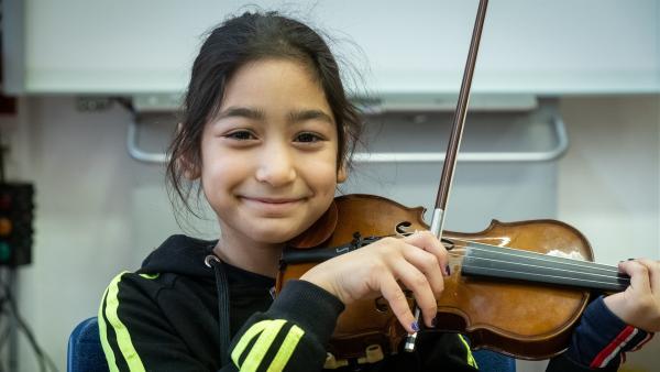 Schülerin Elis (8) nimmt am Geigenunterricht teil. Sie wird von Geigenlehrerin Agata Pontius unterrichtet. | Rechte: ZDF/Oliver Ziebe