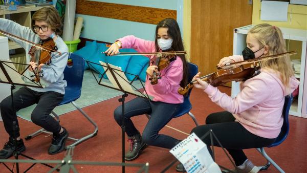 Rüzgar (l.)  und zwei weitere Schülerinnen von der Gemeinschaftsschule Campus Efeuweg erlernen beim Musikprojekt "Don't Stop the Music" Geige zu spielen. Das Ziel der Kids: ein großes Abschlusskonzert. | Rechte: ZDF/Oliver Ziebe
