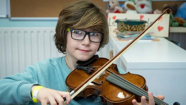 Rüzgar von der Gemeinschaftsschule Campus Efeuweg erlernt beim Musikprojekt "Don't Stop the Music" Geige zu spielen. Das Ziel der Kids: ein großes Abschlusskonzert. | Rechte: ZDF/Oliver Ziebe