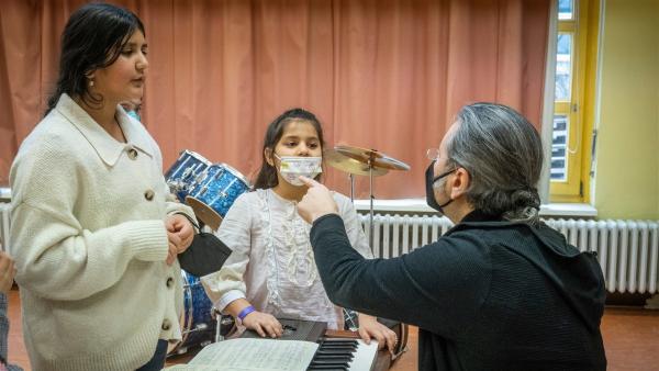 Mariam (l.) und eine weitere Schülerin (r.) der Gemeinschaftsschule Campus Efeuweg singen beim Musikprojekt "Don't Stop the Music" im Chor. | Rechte: ZDF/Oliver Ziebe